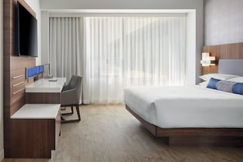 Deluxe Room, 1 Queen Bed, River View, Corner