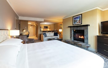 Premier Studio, 1 King Bed with Sofa bed, Accessible