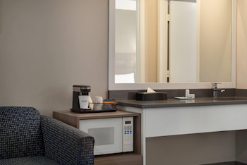 Suite, 1 Queen Bed, Non Smoking (1 Bedroom)