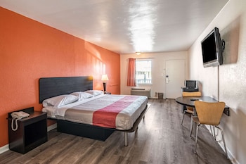 Deluxe Room, 1 King Bed, Non Smoking, Refrigerator & Microwave