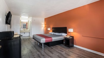 Deluxe Room, 1 King Bed, Non Smoking, Refrigerator & Microwave