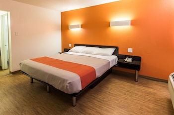 Standard Room, 1 King Bed, Accessible, Non Smoking