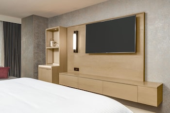 Room, 1 King Bed (Mobility/Hearing Accessible, Tub)