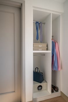 Room (One Full)