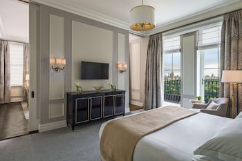 Suite, 1 King Bed (Carnegie, Partial Park View, 1Bedroom)