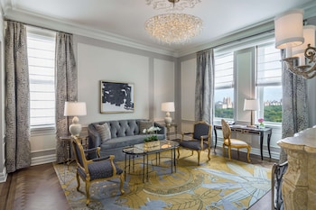 Suite, 1 King Bed (Carnegie, Partial Park View, 1Bedroom)