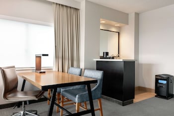 Suite, 1 King Bed, Allergy Friendly, Corner (Pure Wellness, In-room air purification)