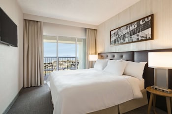 Deluxe Suite, 1 King Bed, Accessible (Roll-in Shower)