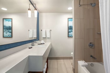 Suite, 1 King Bed, Accessible (Hearing)