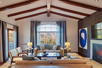 HACIENDA PENTHOUSE - KING BED