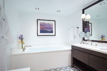 CASA ROBLES SUITE - TWO QUEEN BEDS