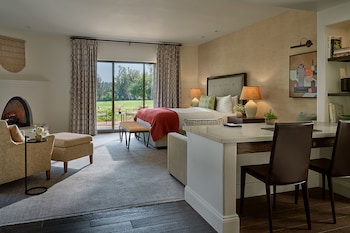 FIREPLACE MINI SUITE - KING BED