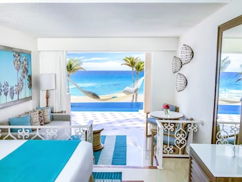 Junior Suite King Beachfront Swim up