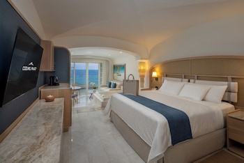 Superior Honeymoon Suite Ocean Front- King Size Bed