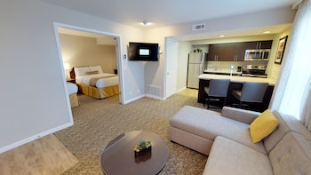 Signature Suite, Multiple Beds, Kitchen