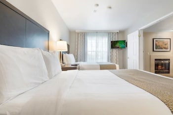 Signature Suite, Multiple Beds, Kitchen