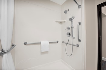 Room, 2 Queen Beds, Accessible (Two Queen Accessible Guestroom)
