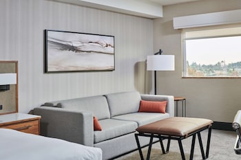 Suite, 1 King Bed, Accessible, Kitchen (Hearing)
