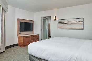 Suite, 1 King Bed, Balcony