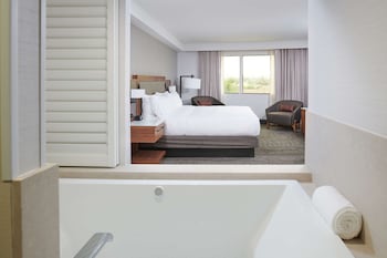 Suite, 1 King Bed, Jetted Tub (Kitchen)