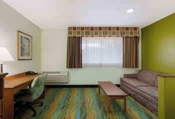 Suite, 1 Queen Bed with Sofa bed, Non Smoking