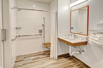 Room, 1 King Bed, Accessible, Microwave (Mobility & Hearing, Roll-in Shower)