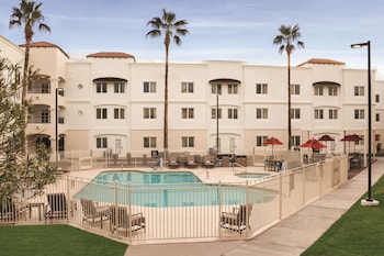 Premium Suite, 1 King Bed, Pool View