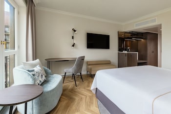 Deluxe Room, 1 King Bed, Garden View