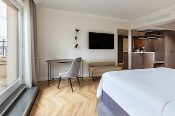 Deluxe Room, 1 King Bed, Balcony