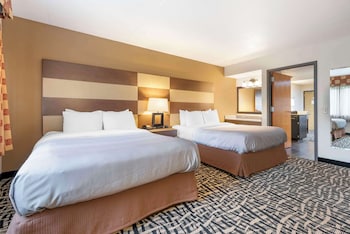 Business Suite, 2 Queen Bed with Sofa bed, Non Smoking (Upper Floor-No Elevator)