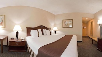 Standard Room, 1 King Bed, Accessible (Mobility Tub)