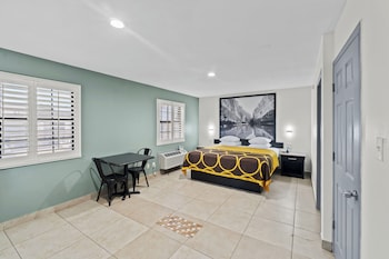 Standard Room, 1 King Bed