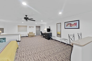 Suite (1 King and 1 Queen bed)