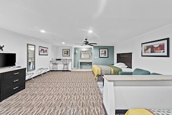 Suite (1 King and 1 Queen bed)