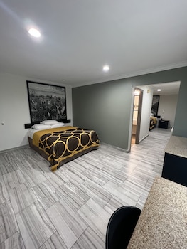 Suite (1 King and 1 Queen bed)
