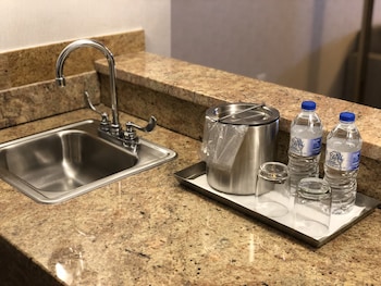Studio Suite, 1 King Bed, Non Smoking