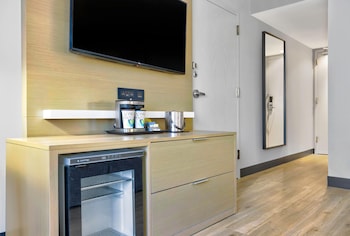 Room, 1 King Bed, Accessible, Bathtub (Mobility)