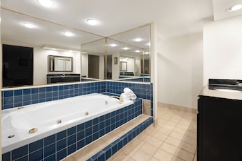 Deluxe Suite, 1 King Bed, Non Smoking, Kitchenette (Jetted Tub)