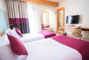 Standard Room, 2 Twin Beds, Pool View