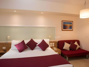 Standard Room, 2 Twin Beds, Pool View