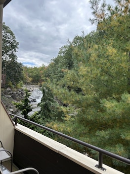 Streamside Deluxe King Room - Private Balcony Overlooking Stream