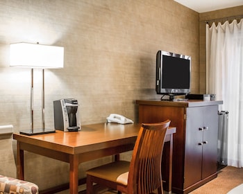 Streamside Deluxe King Room - Private Balcony Overlooking Stream