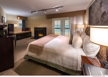 Standard Room, 1 King Bed, Balcony, Corner