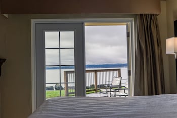 Standard Room, 1 King Bed, Balcony, Corner