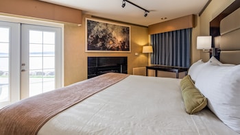 Standard Room, 1 King Bed, Balcony, Corner