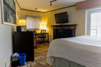 Standard Room, 1 King Bed, Balcony, Corner