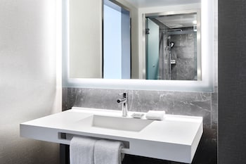 Room, 1 King Bed, Corner (Mobility Accessible, Tub)