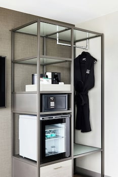 Room, 1 King Bed, Corner (Mobility Accessible, Tub)