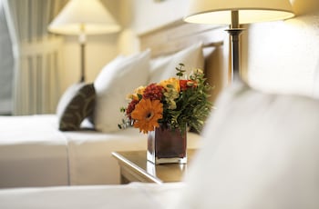 Deluxe Room, 2 Queen Beds, Non Smoking, Private Bathroom (Coast Two Queens)