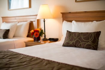 Deluxe Room, 2 Queen Beds, Non Smoking, Private Bathroom (Coast Two Queens)